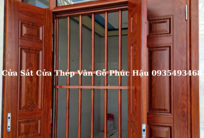 thi-cong-lap-dat-cua-sat-cua-thep-van-go-phuc-hau